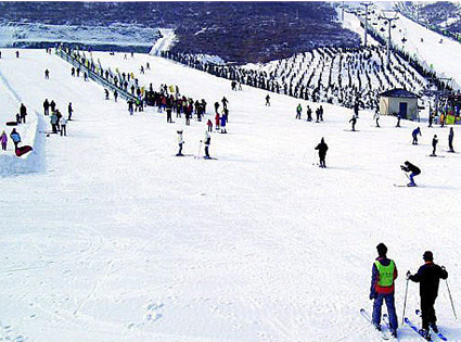 滑雪場(chǎng)策劃開(kāi)發(fā)推進(jìn)當地相關(guān)產(chǎn)業(yè)的發(fā)展