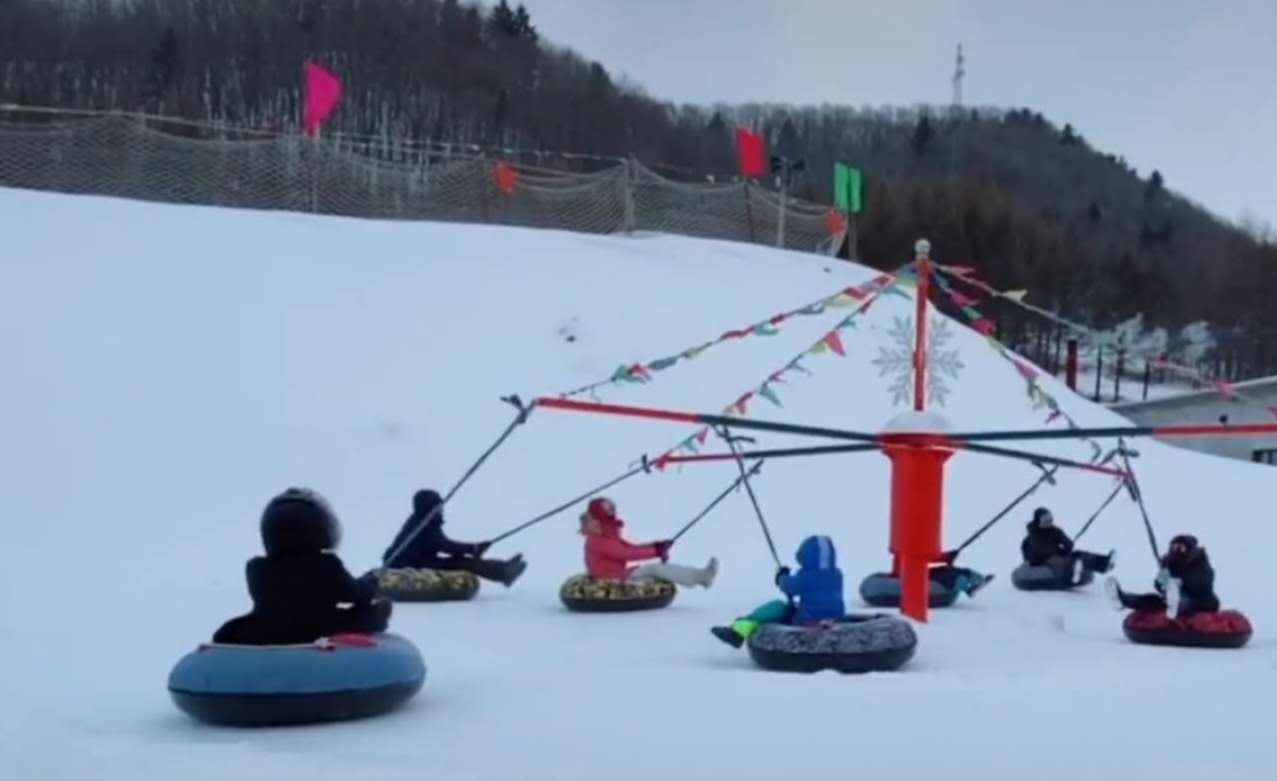 滑雪場(chǎng)雪地轉轉